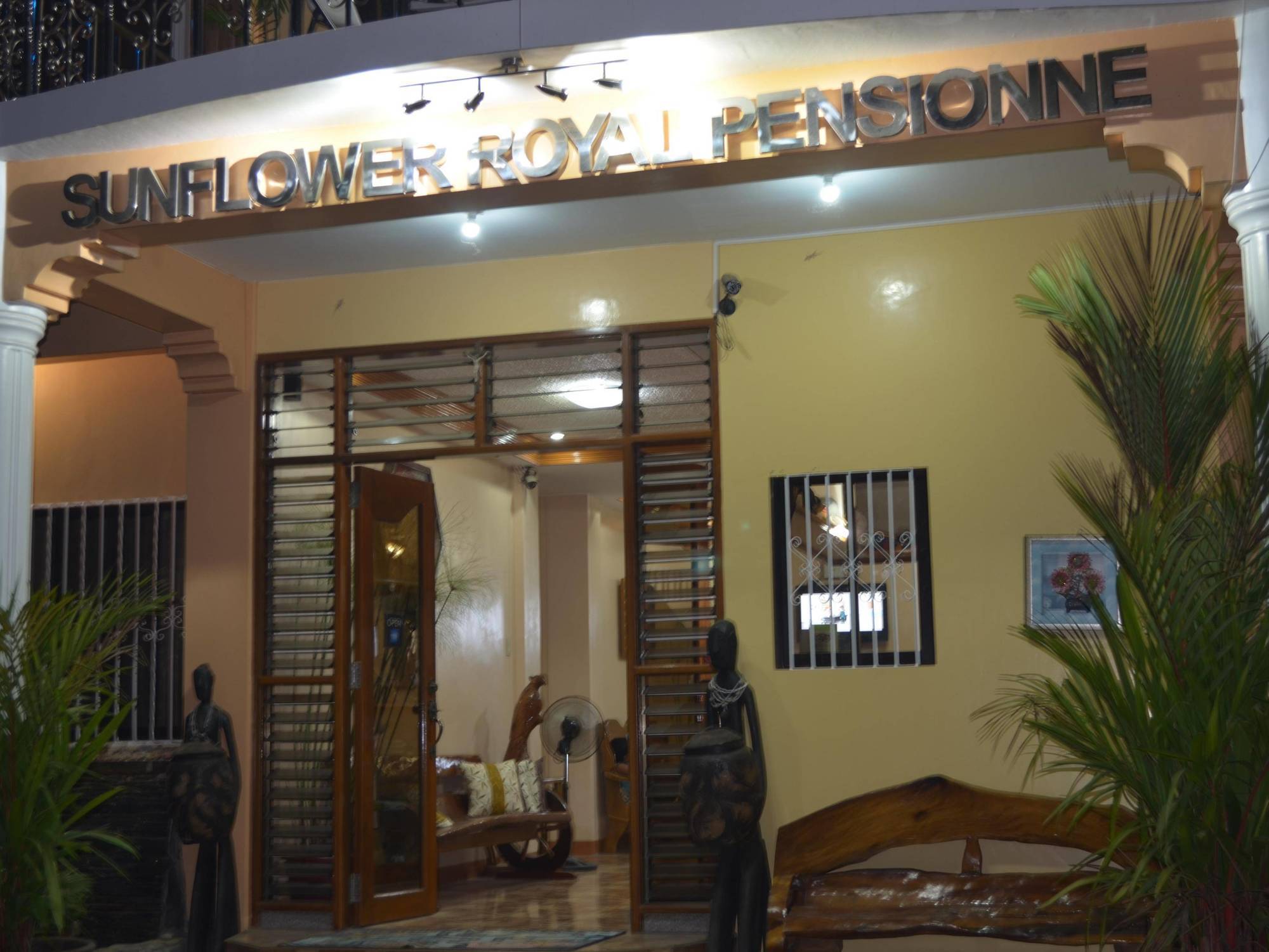 Sunflower Royal Pensionne Bed & Breakfast Puerto Princesa Exterior foto